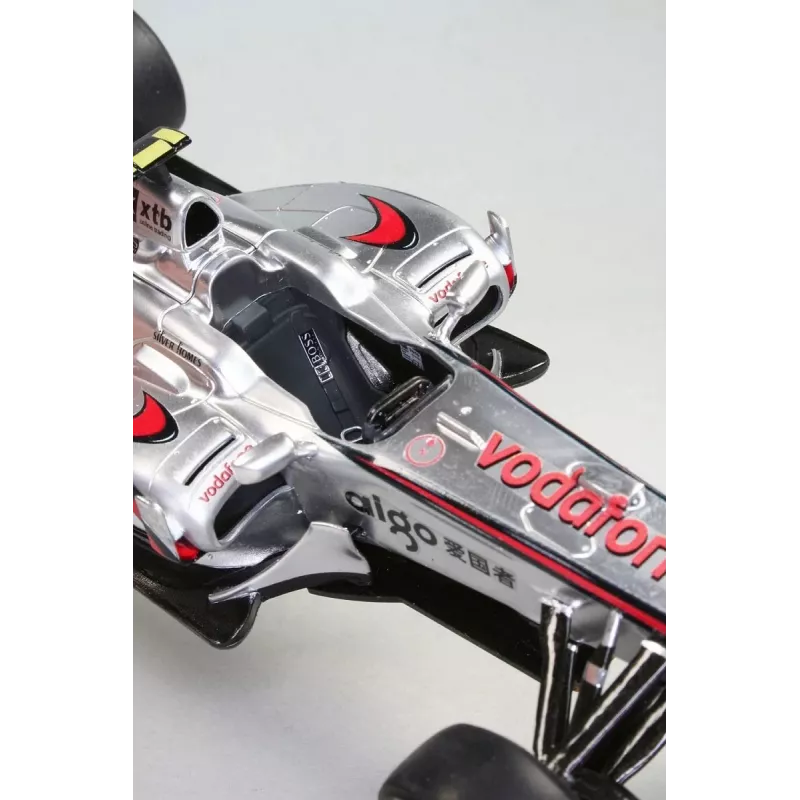 Maquete em plástico REVELL McLaren Mercedes MP4-25 Lewis Hamilton — escala 1:24