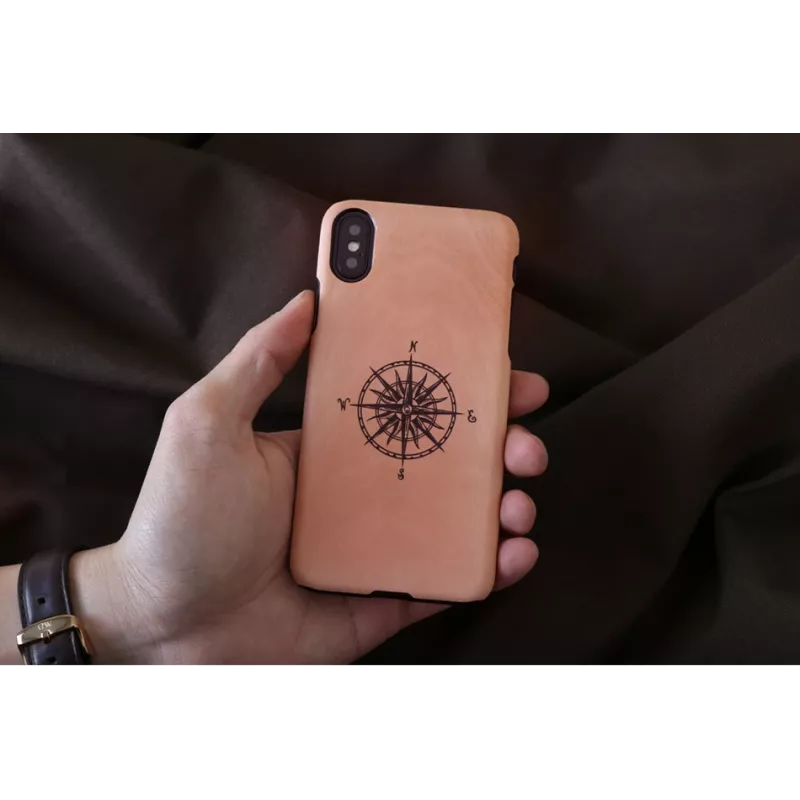 Capa para smartphone man and wood para iPhone X/XS, preto, capa protetora com detalhe de bússola