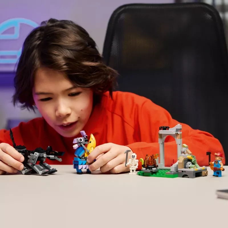 LEGO FORTNITE 77075 Acampamento do Peely & Sparkplug