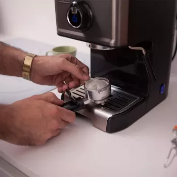 Máquina de café expresso Black & Decker BXCO1200E — 1200 W, 15 bar, depósito de água de 1,2 L, 2 chávenas, emulsor de leite integrado, para a bancada, prateada