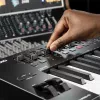 Controlador de teclado MIDI M-Audio Oxygen Pro 49 — 49 teclas, 16 pads, 9 faders, ecrã OLED, USB, MIDI-Out