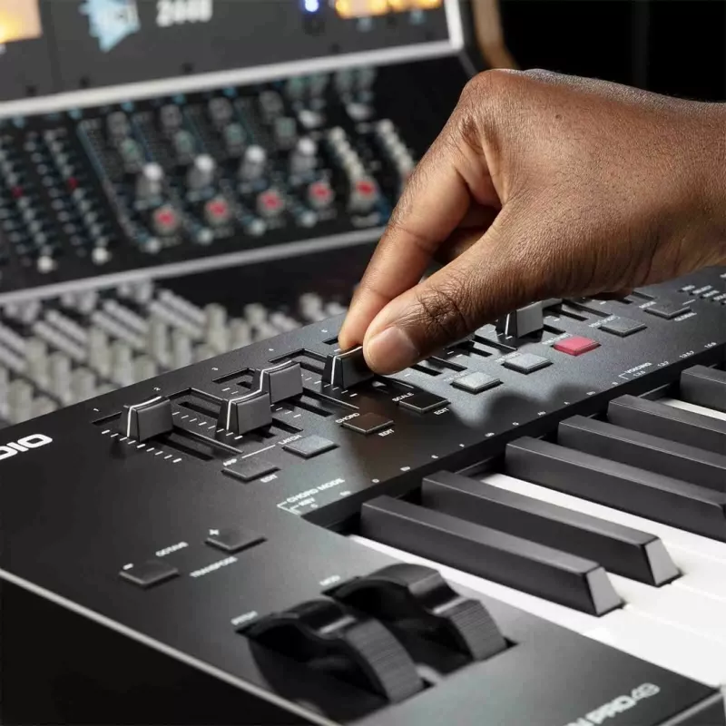 Controlador de teclado MIDI M-Audio Oxygen Pro 49 — 49 teclas, 16 pads, 9 faders, ecrã OLED, USB, MIDI-Out