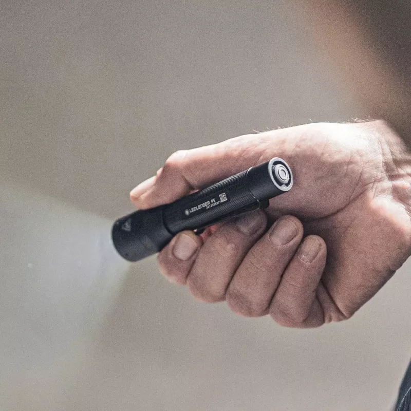 Ledlenser P5 lanterna LED com clip, preta