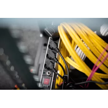 Régua de tomadas Digitus DN-95403 com proteção contra sobrecarga
