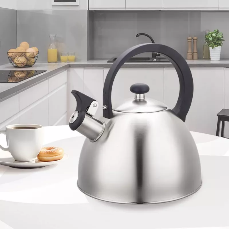 Chaleira Maestro MR1302 aço inoxidável 2,5 L, adequada para indução, apito com tampa articulada, pega preta