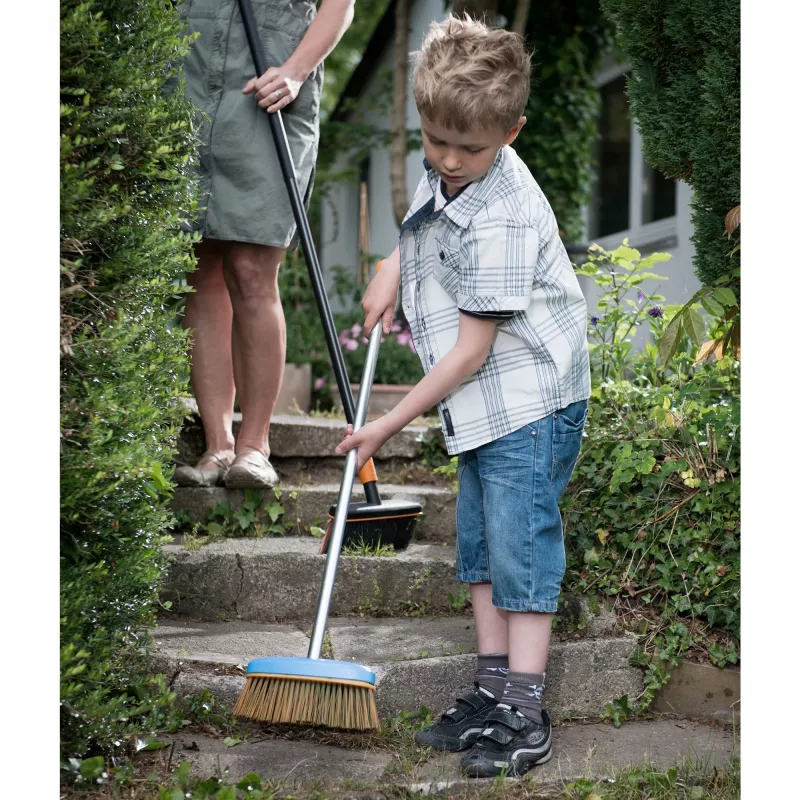 Vassoura infantil Fiskars MyFirst vassoura para criança, azul, comprimento 980 mm, estrutura e cabo em plástico, 1 unid.