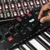 Controlador de teclado MIDI M-Audio Oxygen Pro 49 — 49 teclas, 16 pads, 9 faders, ecrã OLED, USB, MIDI-Out