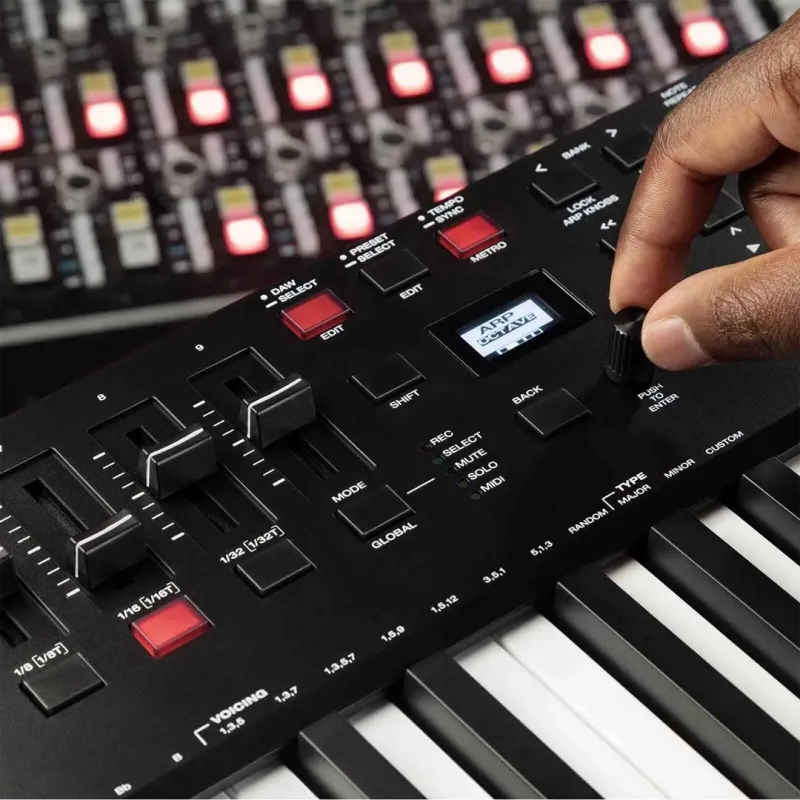 Controlador de teclado MIDI M-Audio Oxygen Pro 49 — 49 teclas, 16 pads, 9 faders, ecrã OLED, USB, MIDI-Out