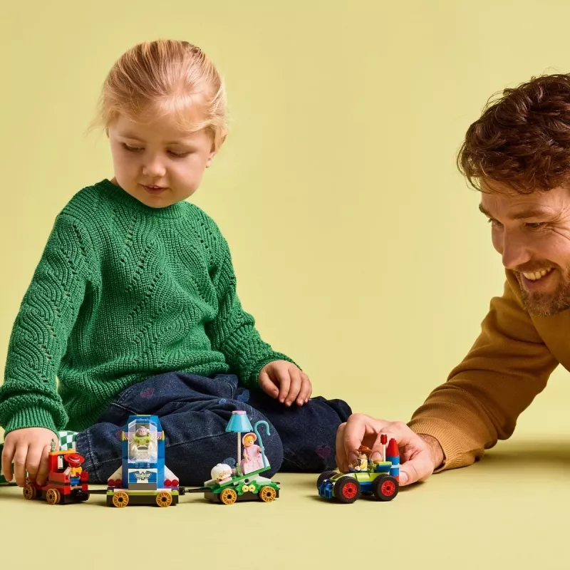 LEGO Disney Toy Story Comboio de celebração e carro de controlo remoto conjunto 43264 — 206 peças, 4 minifiguras, idade 4+