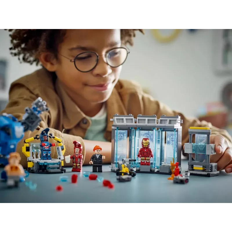 LEGO Marvel Laboratório de Armaria do Homem de Ferro 76315 conjunto de brincar – 384 peças, 5 minifiguras, área de exposição