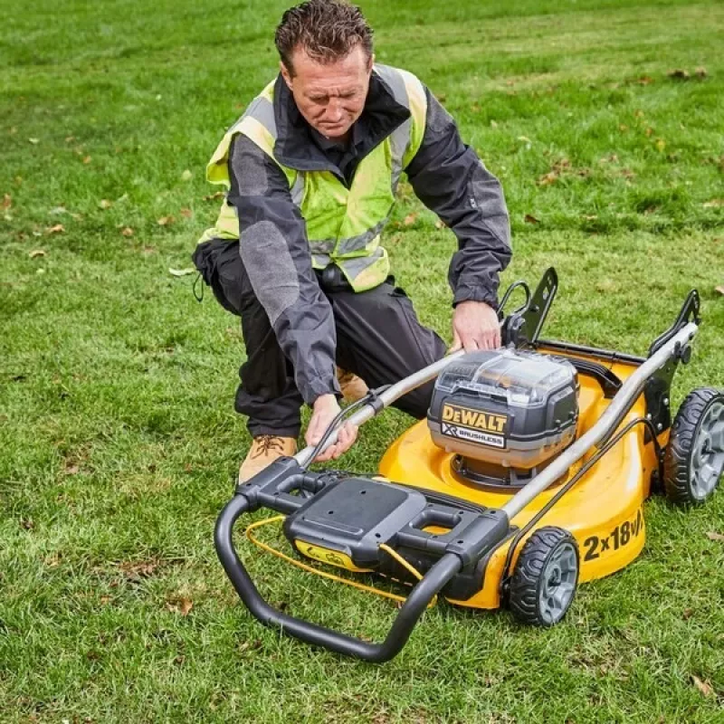 Corta-relvas DeWALT DCMW564P2-QW