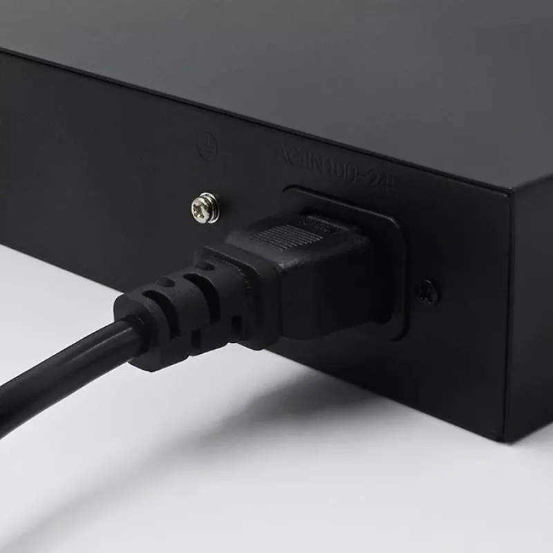 Switch Ethernet PoE QOLTEC 52289 — 4x portas RJ45 PoE, 2x RJ45 uplink, orçamento PoE 65W