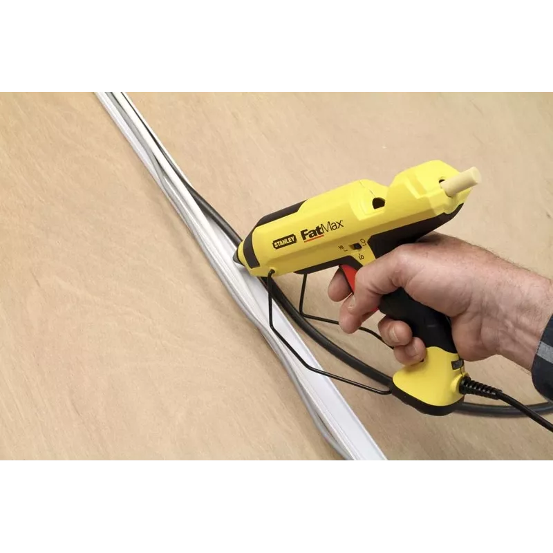 Pistola de cola quente STANLEY FatMax GR 100 R 200 W, débito 18,83 g/min, alimentação CA, tempo de aquecimento 1 min, preto/amarelo