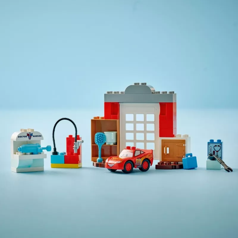 Brinquedo de construção LEGO DUPLO 10456 Visita do McQueen Disney à Oficina do Doc — 35 peças, para crianças a partir dos 2 anos, blocos grandes