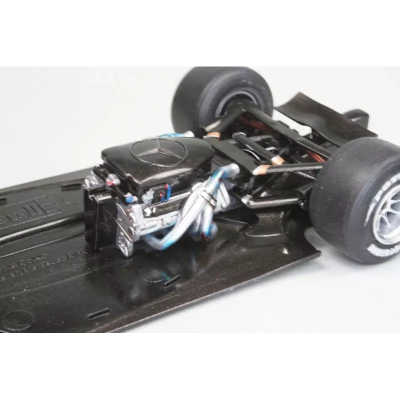 Maquete em plástico REVELL McLaren Mercedes MP4-25 Lewis Hamilton — escala 1:24