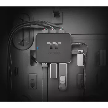 Hub USB interno Thermaltake H200 PLUS – TT Premium Edition – hub – 3 x USB 2.0 + 3 x USB 2.0 (interno)