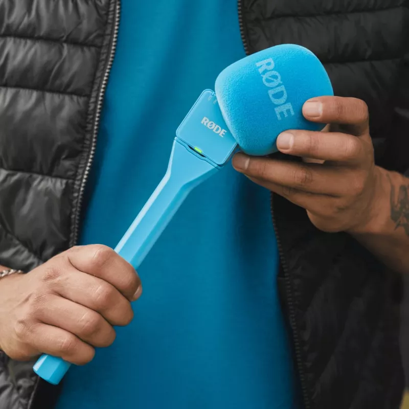 Microfone Interview GO da Rode — microfone de mão compacto para entrevistas, azul