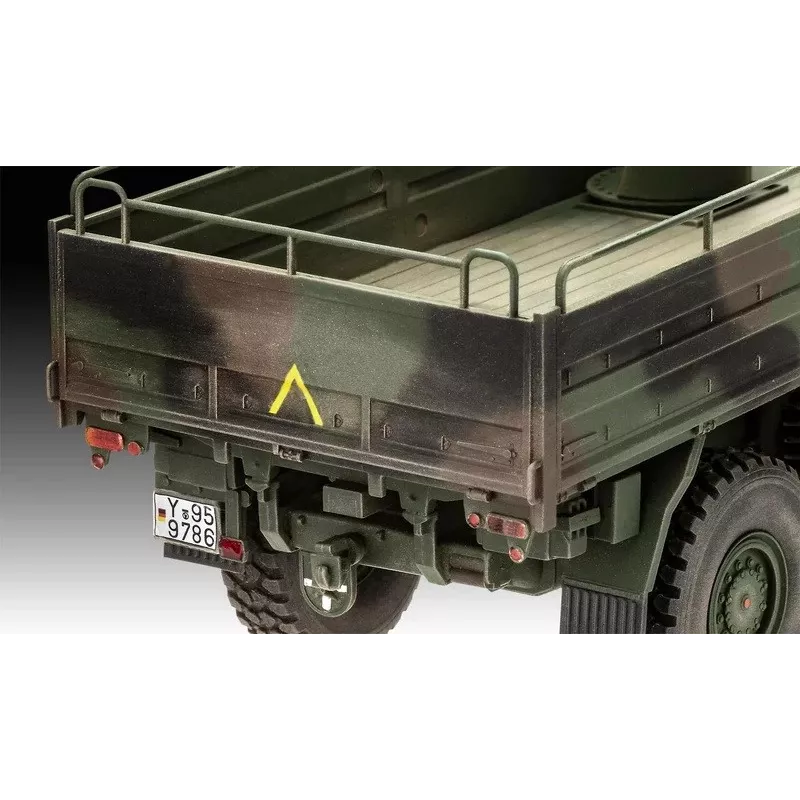 Maquete em plástico REVELL Man 10T Milgl 8x8 camião à escala 1/35