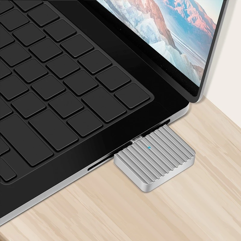Caixa para SSD USB3.2 Gen2x1 USB-C NVM muito pequena