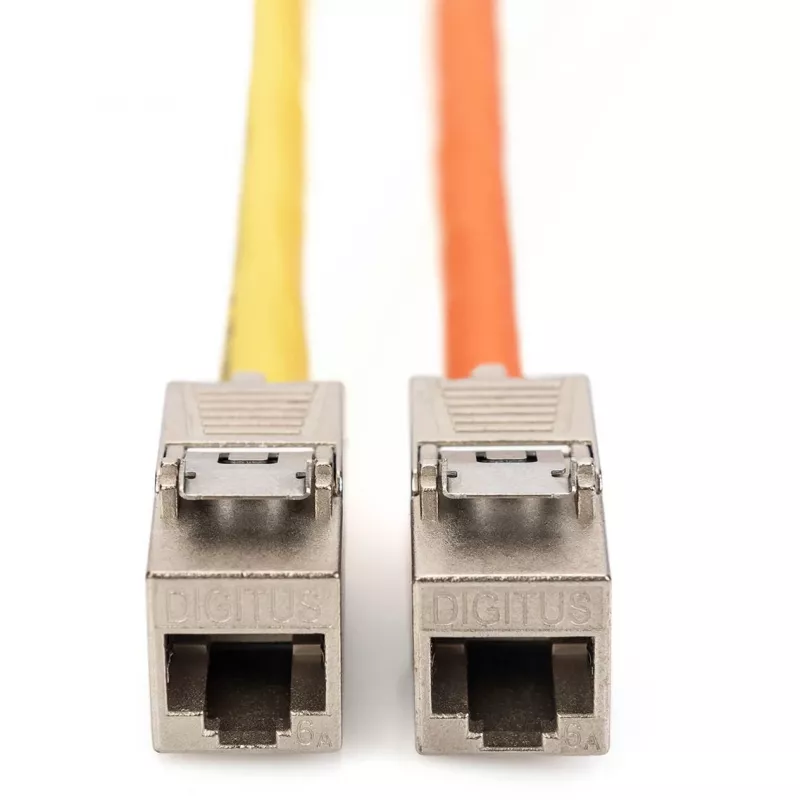 Módulo Keystone Digitus Cat. 6A blindado conjunto com gestor de cabos inteligente 24 unidades
