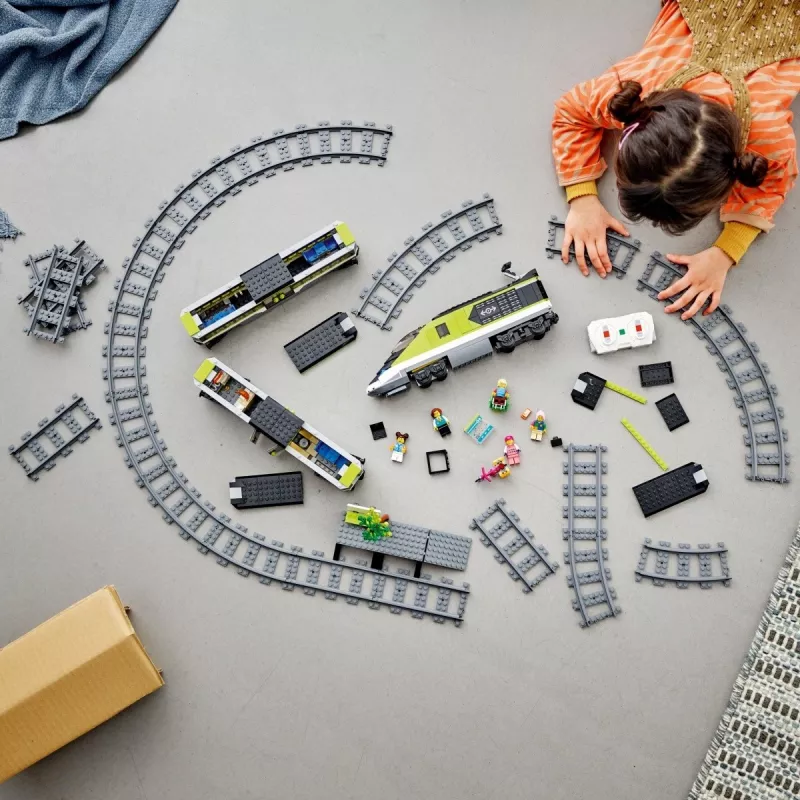 LEGO 60337 City Comboio de passageiros expresso Conjunto brinquedo telecomandado presente para crianças rapazes e raparigas com faróis funcionais 2 vagões e 24 peças de via