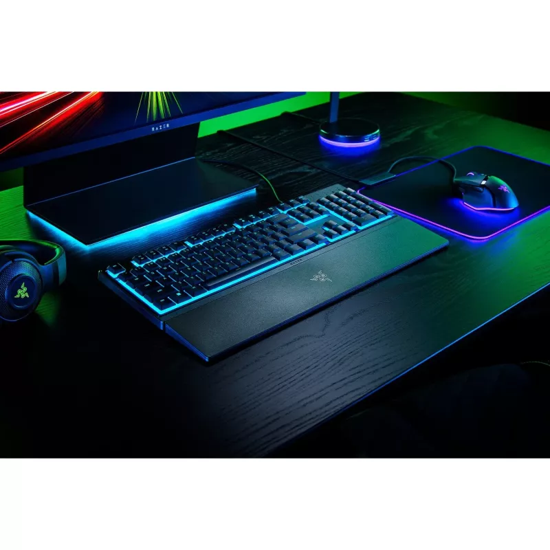 Razer Ornata V3 X teclado gaming, US, com fios, RGB, preto, de membrana silenciosa, com teclado numérico