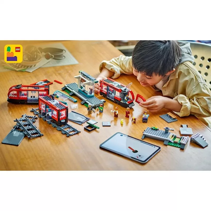 LEGO City Elétrico e Estação Conjunto de construção de roleplay para crianças com elétrico de brinquedo, presente para meninos e meninas a partir dos 7 anos que adoram veículos