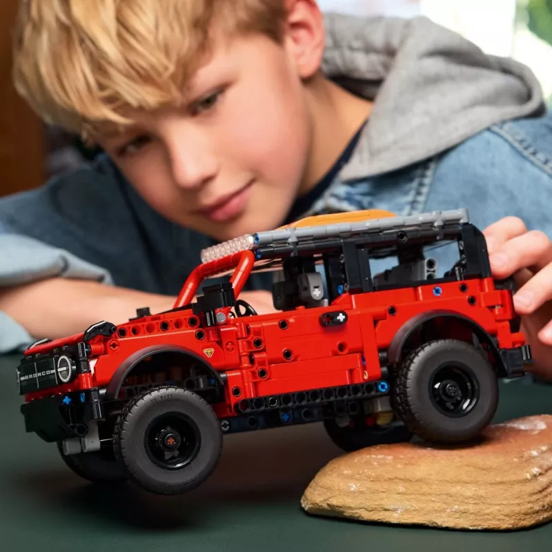 Conjunto de construção LEGO Technic Ford Bronco Off‑Roader 4x4 modelo 42213 — 943 peças, idade 9+
