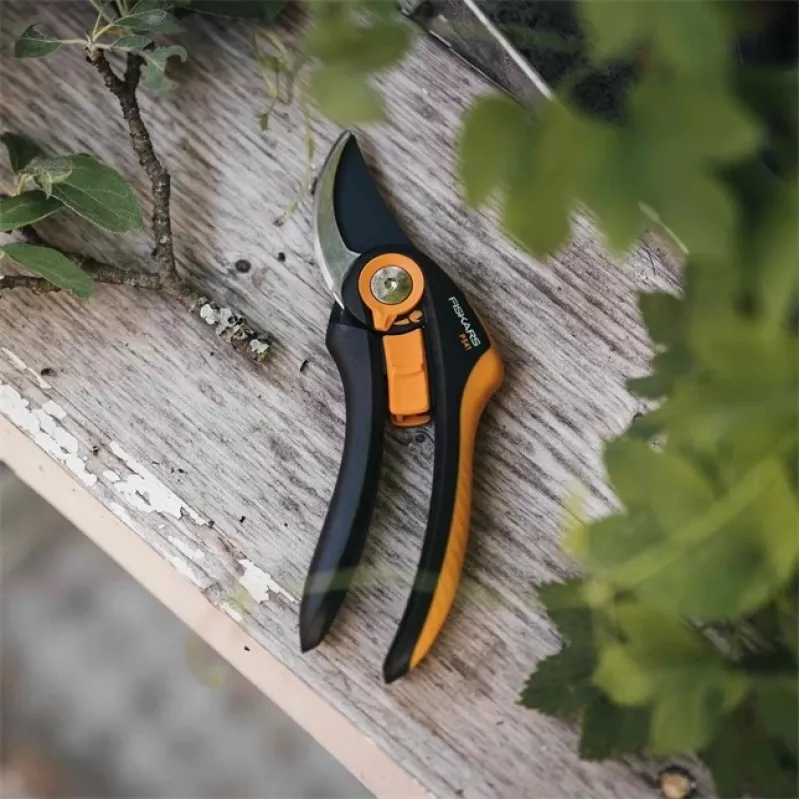 Tesoura de jardim de bypass Fiskars Plus SmartFit P541 preta, laranja