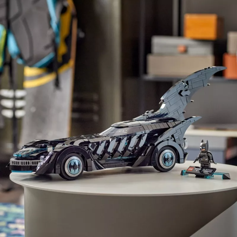 Conjunto de construção LEGO DC Super Heroes Batman Forever Batmóvel 76304 — 909 peças, 1 minifigura, idade recomendada 12+