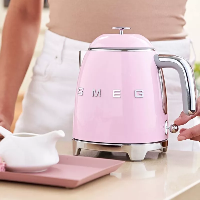 Chaleira elétrica Smeg 0,8 L 1400 W rosa