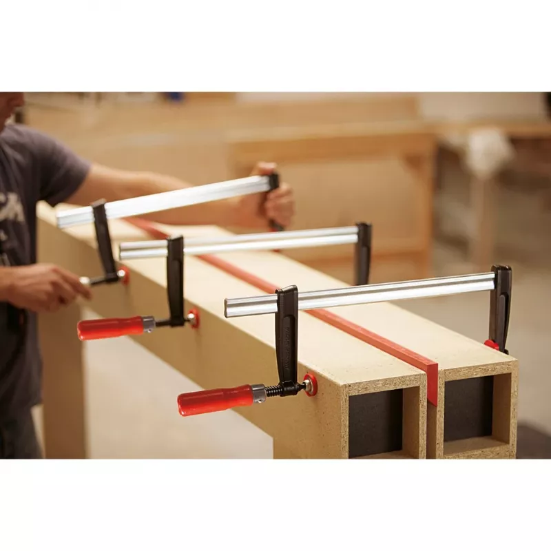 Grampo de aperto em F Bessey TPN20B6BE – 20 cm de abertura, corpo em alumínio, componentes pretos e vermelhos