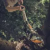 Tesoura de poda Fiskars UPX82 Bigorna — Tesoura de poda manual para ramos lenhosos, preto/azul/cinzento