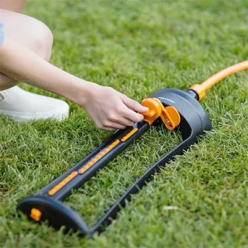 Aspersor de água Fiskars 1023661 em metal preto, laranja