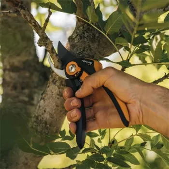 Tesoura de jardim de bypass Fiskars Plus SmartFit P541 preta, laranja