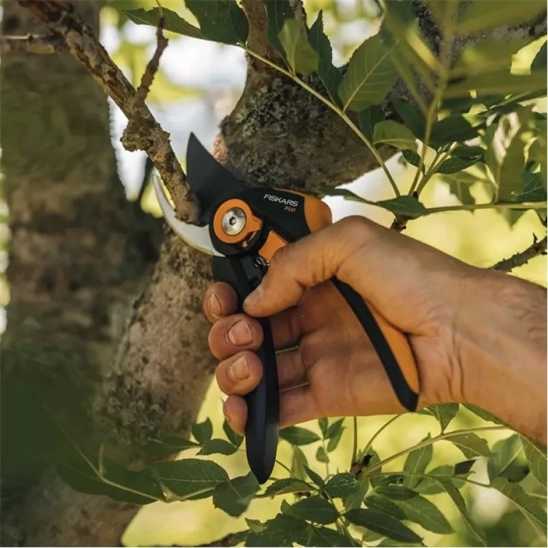 Tesoura de jardim de bypass Fiskars Plus SmartFit P541 preta, laranja