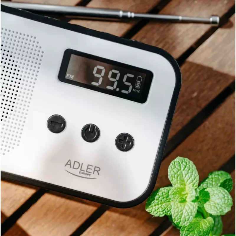 Adler AD 1907 rádio digital PLL, AM/FM, 40 estações pré-definidas, alarme com soneca, USB-C, bateria recarregável integrada, ficha de 3,5 mm, branco/preto