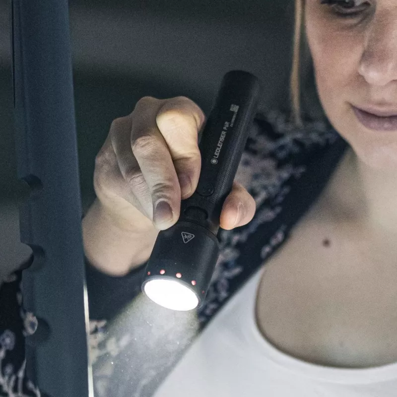 Lanterna de mão Ledlenser P6R preta LED