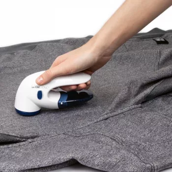 Aparador de pelos CLATRONIC TC 3759 – a pilhas 2×AA, lâmina e folha de aço inoxidável Ø45 mm, azul/branco