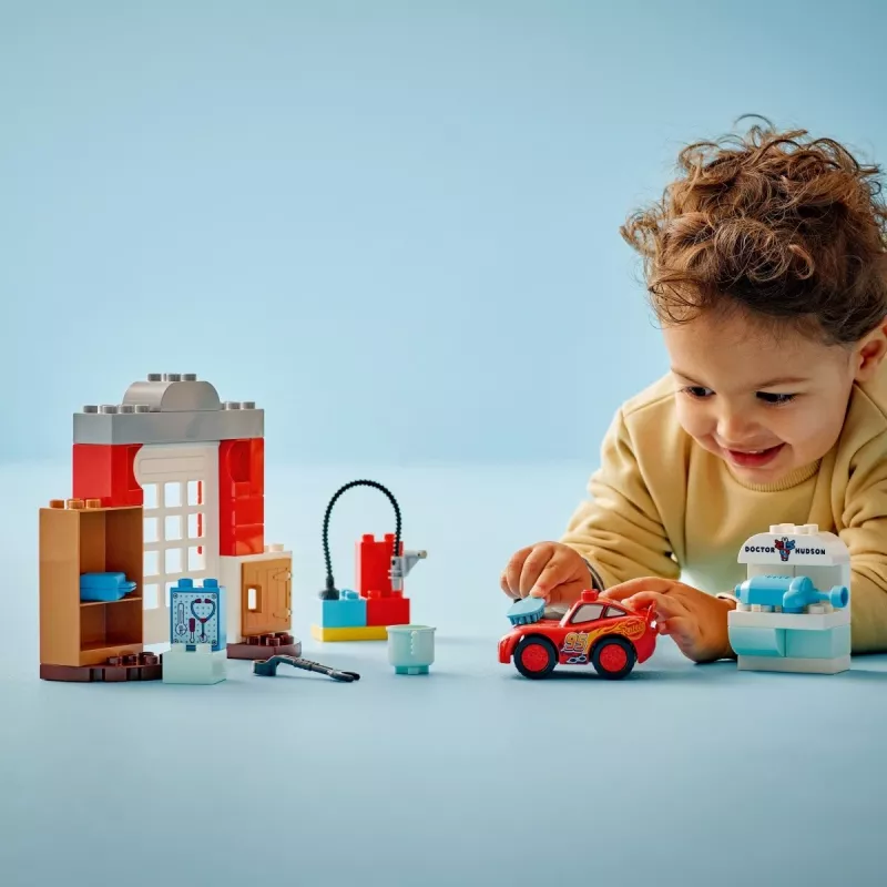 Brinquedo de construção LEGO DUPLO 10456 Visita do McQueen Disney à Oficina do Doc — 35 peças, para crianças a partir dos 2 anos, blocos grandes