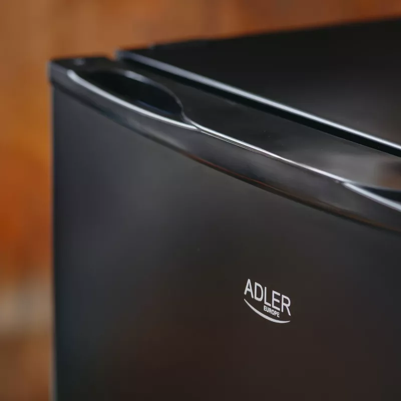 Adler frigorífico | AD 8097 | Classe de eficiência energética E | Independente | Frigorífico | Altura 63,2 cm | Capacidade líquida do compartimento de refrigeração 58 l | 39 dB | Preto
