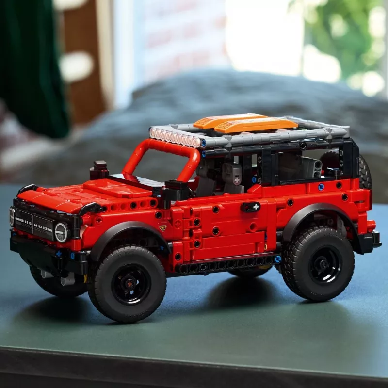 Conjunto de construção LEGO Technic Ford Bronco Off‑Roader 4x4 modelo 42213 — 943 peças, idade 9+