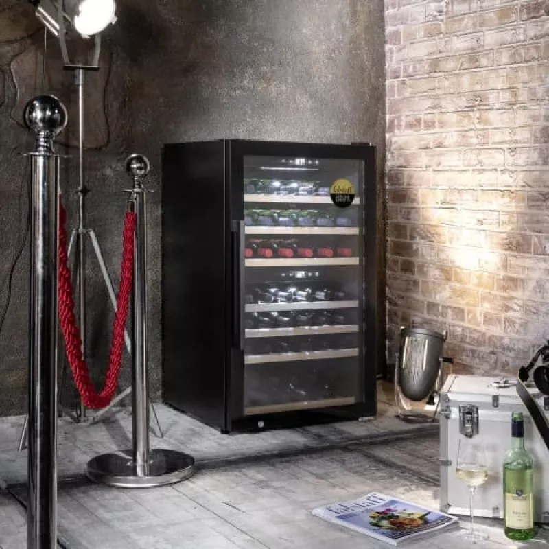 Caso | Smart Wine Cooler | WineExclusive 66 | Classe de eficiência energética G | Vitrina | Instalação livre | Capacidade de garrafas | Tipo de refrigeração tecnologia de compressor | Preto