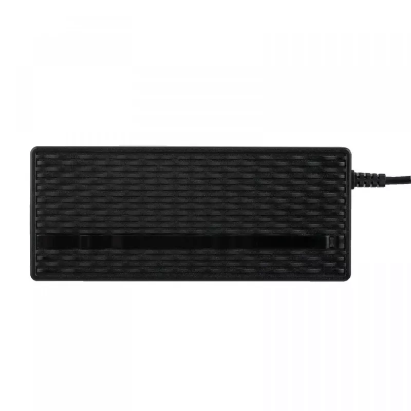 Carregador Akyga AK-EV-09 para e-bikes / trotinetes elétricas com bateria de 48 V (13s), 54,6 V, 2 A, 110 W, cabo sem ficha, 1 m