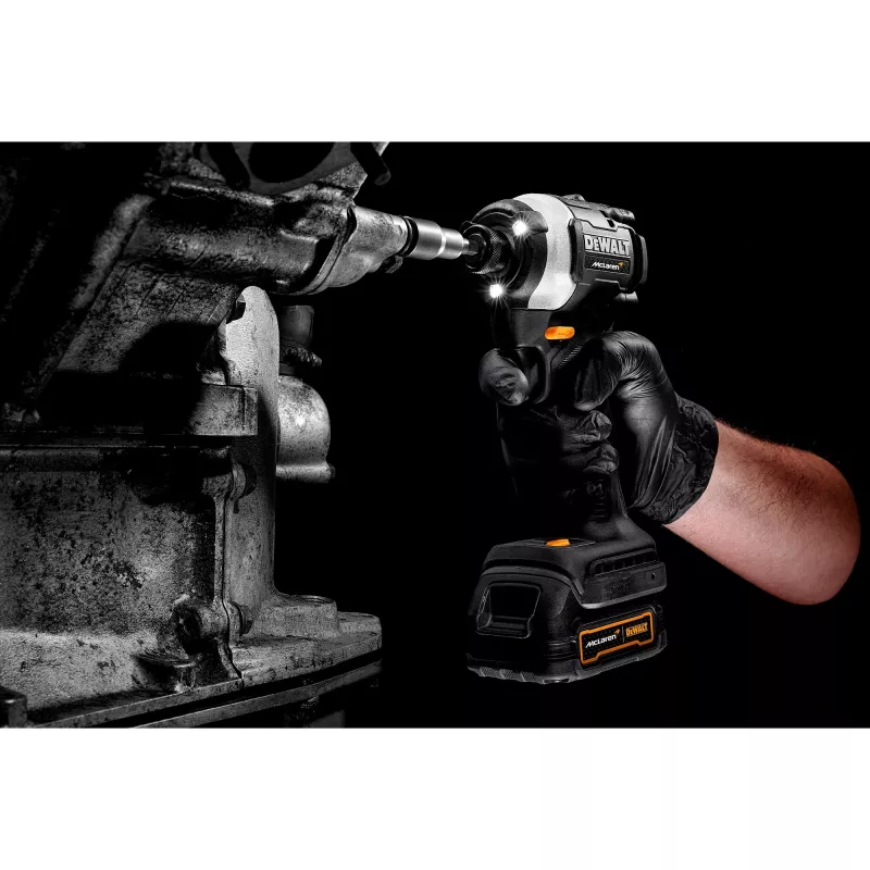 Chave de impacto sem fio DCF85ME2GT, 18 Volt, 1/4 polegadas, design McLaren Cinzento/Preto, 2x bateria POWERSTACK Li-Ion 1,7 Ah, mala T STAK