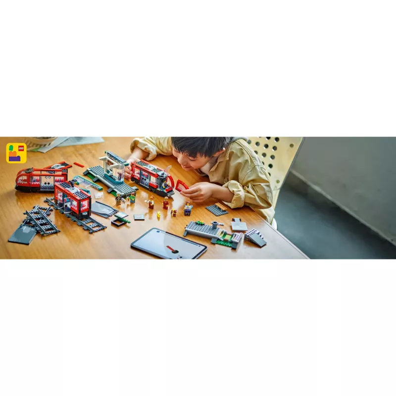 LEGO City Elétrico e Estação Conjunto de construção de roleplay para crianças com elétrico de brinquedo, presente para meninos e meninas a partir dos 7 anos que adoram veículos
