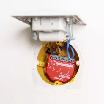 Interruptor inteligente Shelly 1PM Gen4 – sem fios, 110–240 V AC, máx. 240 V, medição de potência, 16 A, 42×16×37 mm