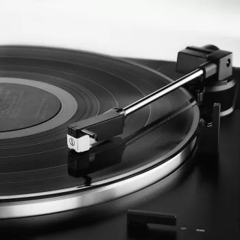 Gira-discos Audio Technica Unisex AT-LP60XUSB totalmente automático com acionamento por correia analógico e USB em preto