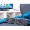 O Tracer EXpert RF é um teclado sem fios ergonómico de tamanho completo com disposição QWERTY, teclas de membrana e um design esguio preto e cinzento. Concebido para uso doméstico e de escritório, combina um touchpad integrado e teclas multimédia com uma ligação sem fios de 2,4 GHz para oferecer uma solução de introdução compacta para televisores, consolas, portáteis e PC clássicos.