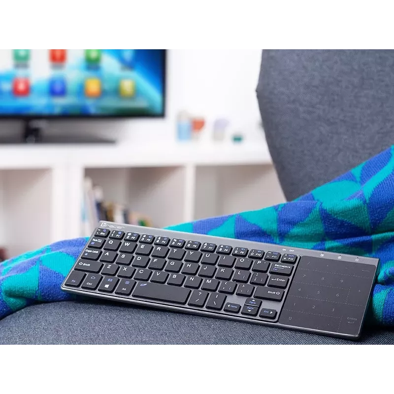 O Tracer EXpert RF é um teclado sem fios ergonómico de tamanho completo com disposição QWERTY, teclas de membrana e um design esguio preto e cinzento. Concebido para uso doméstico e de escritório, combina um touchpad integrado e teclas multimédia com uma ligação sem fios de 2,4 GHz para oferecer uma solução de introdução compacta para televisores, consolas, portáteis e PC clássicos.